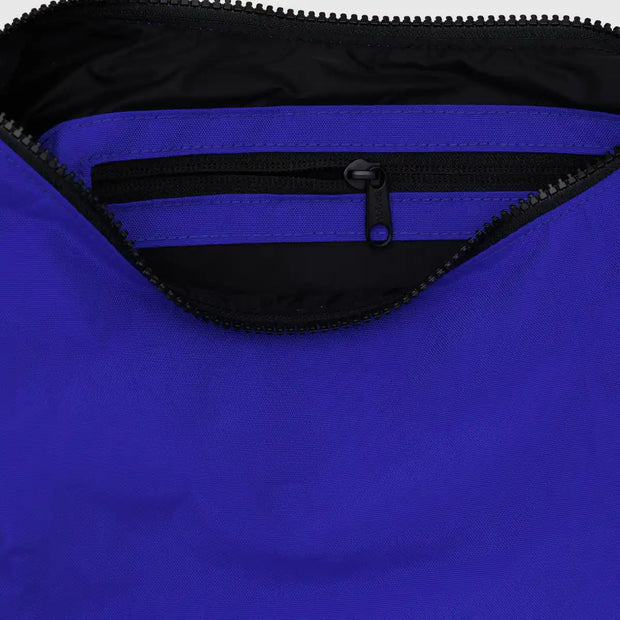 Close up of A medium Crescent Bag from BAGGU in Lapis.